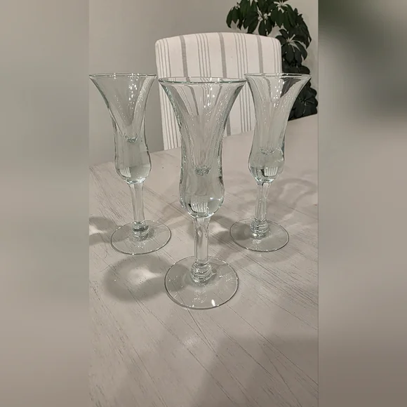 Vintage hand-blown clear glass cordial/ sherry glass with flared rim. Set Of 3 - Picture 6 of 6